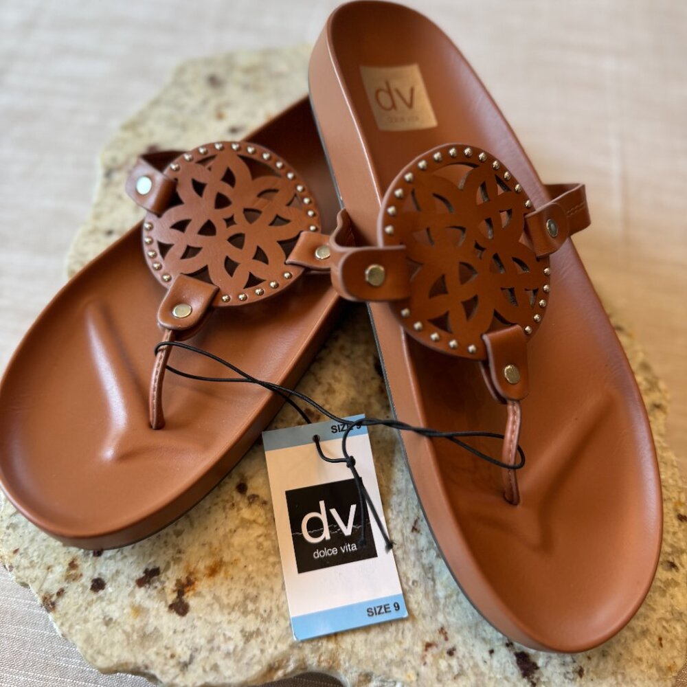 NWT DV Dolce Vita Comfortable Stylish Gotie Everyday Flat Sandal (Brown, Sz.9)
